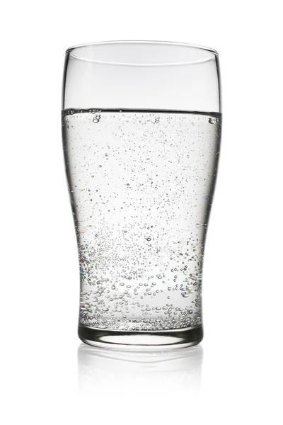 Glas Van Koolzuurhoudende Bruiswater Geïsoleerd Witte Achtergrond — Stockfoto