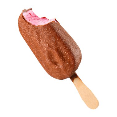 Isırıldı pembe çikolata üzerinde izole beyaz arka plan ile buzlu şeker kaplı dondurma