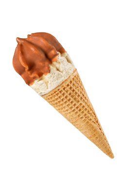 Beyaz arka plan üzerinde izole sırlı çikolatalı dondurma koni