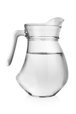 Beyaz arka plan üzerinde izole su ile şeffaf cam sürahi