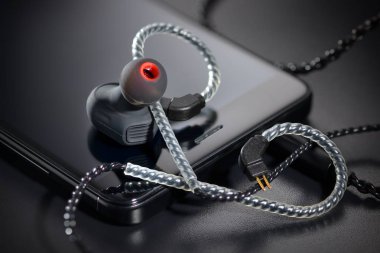 Siyah hibrid audiophile kulaklıkları dengeli armatür sürücü Smartphone ile