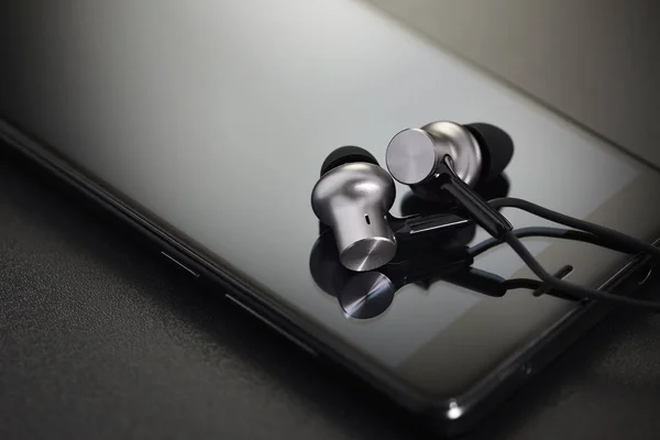 Aluminium Metalen Oordopjes Zwarte Smartphone Draagbare Muziek Concept Macro Schot — Stockfoto