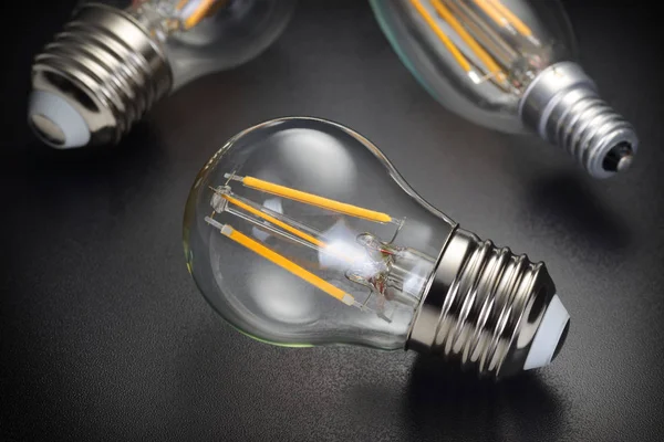 Grupp Transparent Led Glödlampa Liggande Svart Bakgrund — Stockfoto