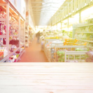 Boş ahşap masa ve bulanık süpermarket iç. Ürün montaj görüntü kadar sahte