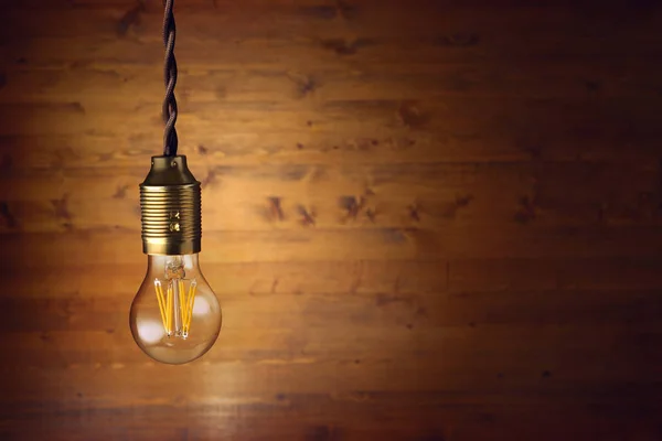 Klassieke Oude Mode Led Filament Lamp Opknoping Bruin Houten Achtergrond — Stockfoto