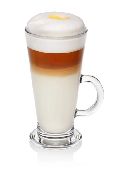 透明杯与卡布奇诺咖啡和牛奶泡沫查出的白色背景 — 图库照片
