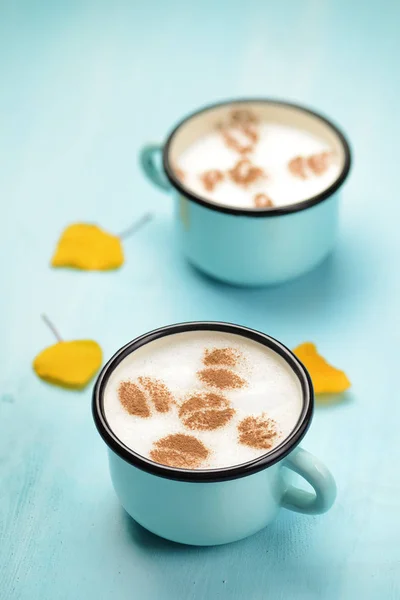 Zwei Blaue Emaille Tassen Cappuccino Kaffee Mit Gelben Herbstblättern — Stockfoto