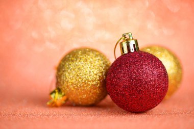 Noel baubles kırmızı arka plan üzerinde. Seçici odak lens ile bulanıklık