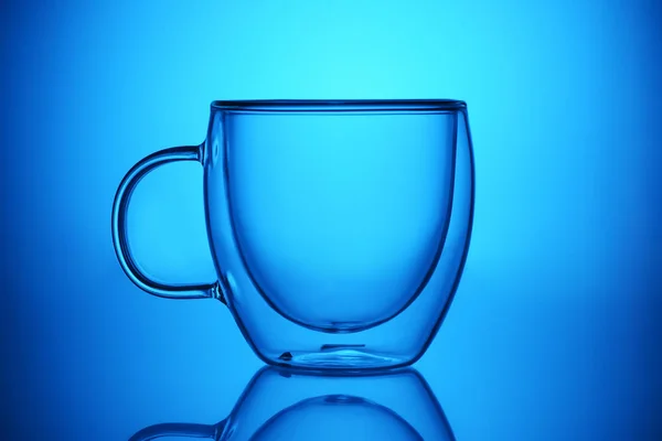 Transparente Blanco Vacío Taza Café Sobre Fondo Azul —  Fotos de Stock
