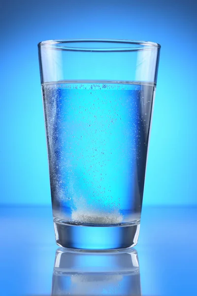 Šumivá Tableta Bublinami Sklenice Vody Modrém Pozadí — Stock fotografie