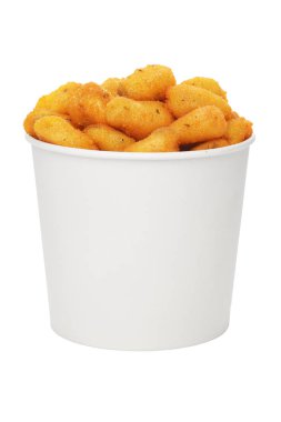 Beyaz arka plan üzerinde izole kağıt kova içinde derin kızarmış midye çıkarmak