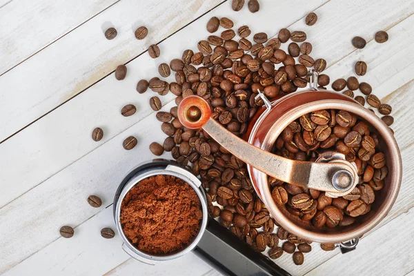 Traditionele Handmatige Koffiemolen Burr Mill Filter Houder Wit Rustiek Planken — Stockfoto