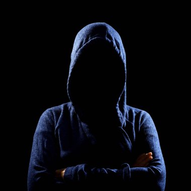 Kapüşonlu siyah tanınmaz halde kadın silüeti. anonim ya da suç kavramı