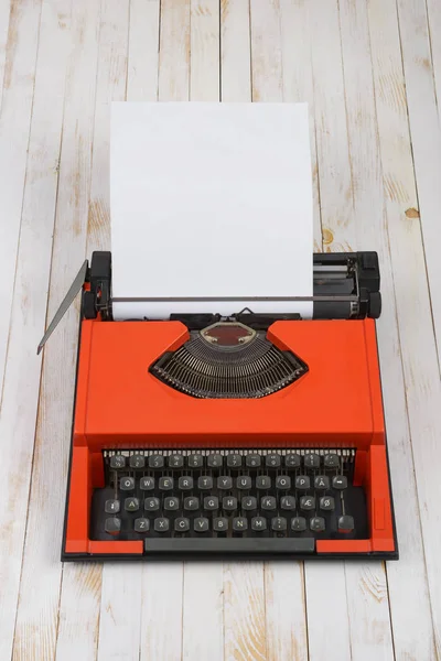 Red Typewriter Empty Blank Paper Copy Space White Wood Plank — Stock Photo, Image