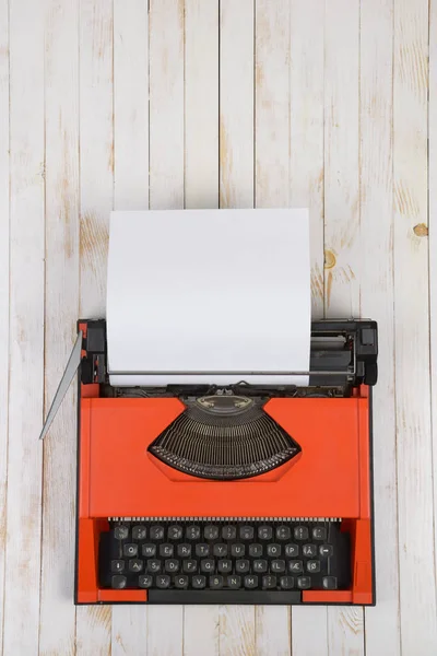 Red Typewriter Empty Blank Paper Copy Space White Wood Plank — Stock Photo, Image