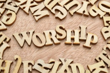 Ahşap harflerle yapılan ibadet kelime. Dua veya din kavramı