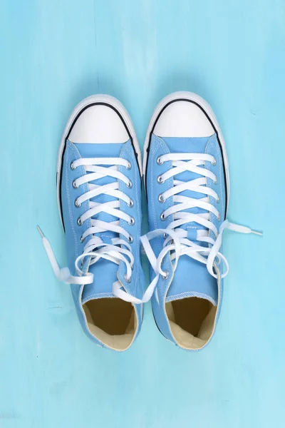 Голубые кроссовки — стоковое фото