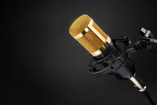 Microfono a condensatore oro su nero — Foto Stock