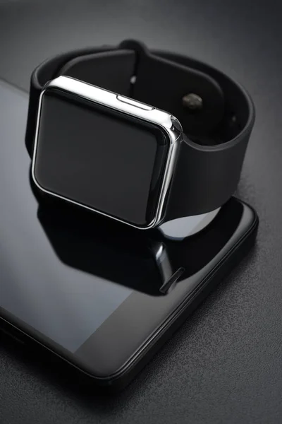 Svarta smarta arm band sur och smartphone — Stockfoto