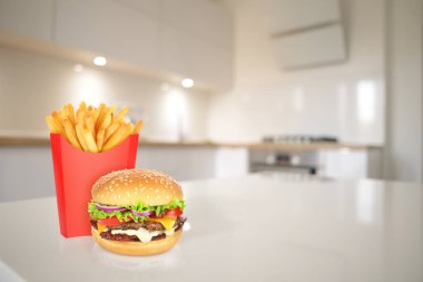 Çizburger ve patates kızartması mutfak üzerinde