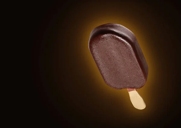 Chocolade popsicle op zwart — Stockfoto