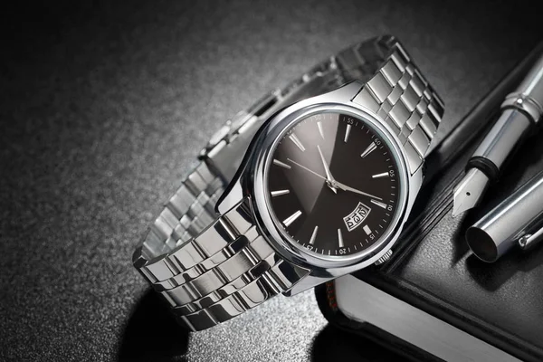 Сталевий наручний годинник на чорному тлі — стокове фото