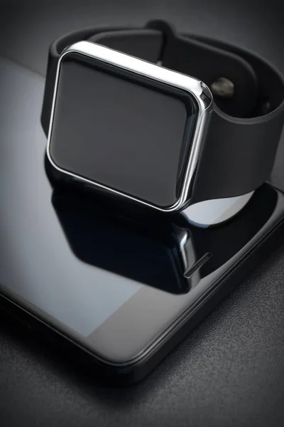 Montres intelligentes noires et smartphone — Photo