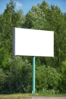 Ağaçlar mock-up ile boş berrak billboard