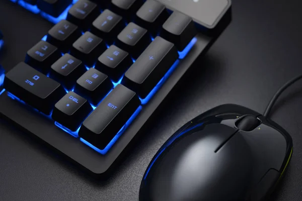 Black keyboard and wired mouse — Stock Photo, Image