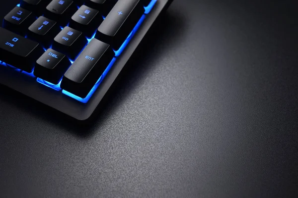 Schwarze Tastatur auf dem dunklen Schreibtisch — Stockfoto