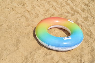 Kum üzerinde yüzme tüp veya kauçuk yüzük