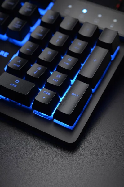 Schwarze Tastatur auf dem dunklen Schreibtisch — Stockfoto