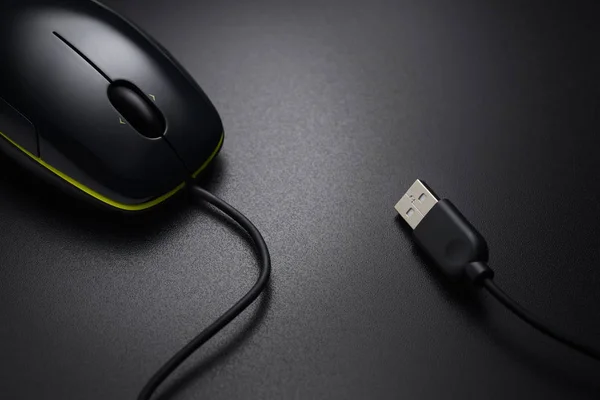 Ratón negro con cable en el escritorio oscuro de la oficina — Foto de Stock