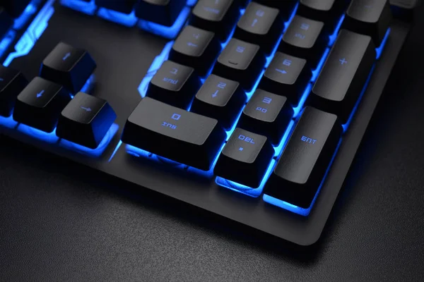 Black keyboard on the dark office desk — Stock Photo, Image
