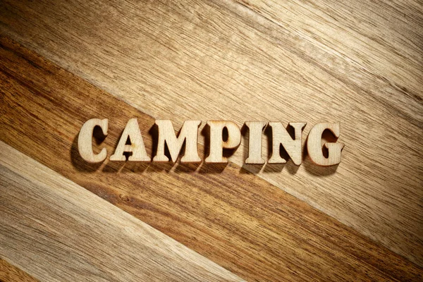 Λέξη camping κατασκευασμένο με ξύλινα γράμματα — Φωτογραφία Αρχείου