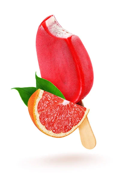 Grapefruit rood ijs popsicle en slice geïsoleerd — Stockfoto