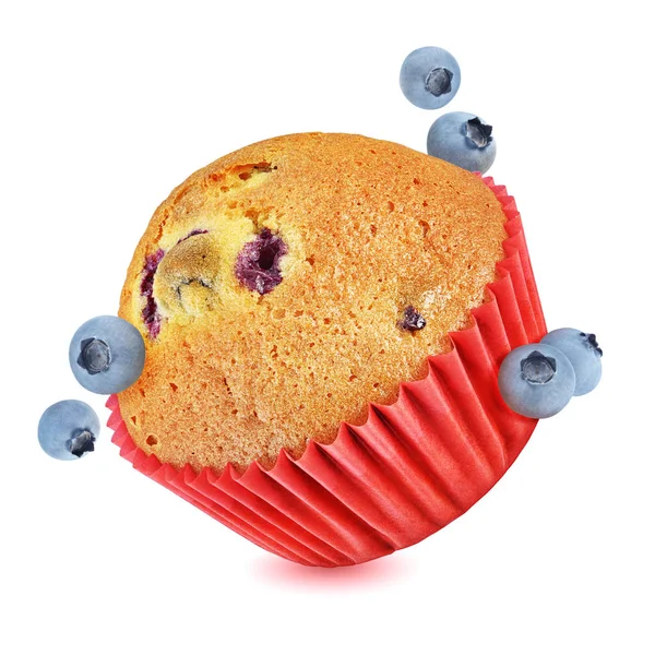 Muffin che vola con mirtilli isolati su bianco — Foto Stock