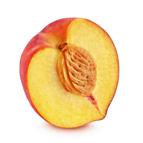 Половина красного персика выделена на белом фоне — стоковое фото