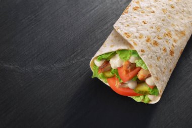 Koyu siyah kayrak dokusuna sarın sandviç