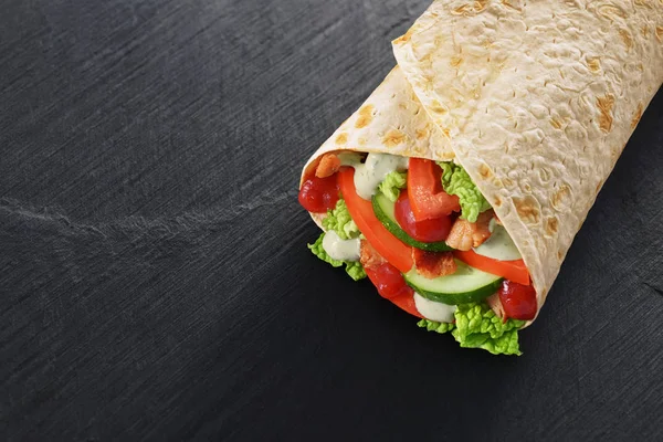 Envolva o sanduíche na textura preta escura da ardósia — Fotografia de Stock