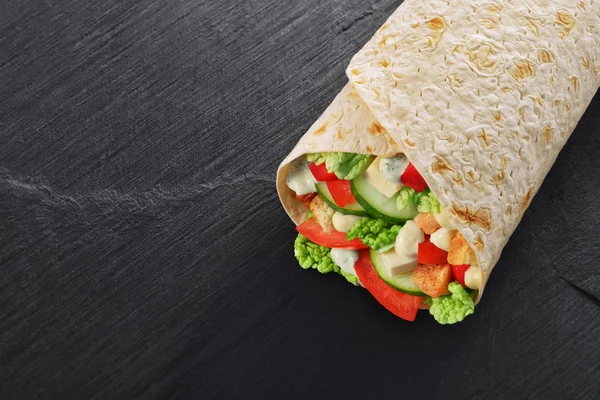 Обернути бутерброд на темно-чорну текстуру шиферу — стокове фото