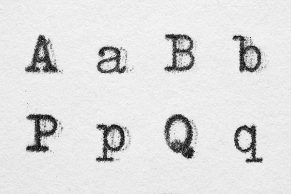 Prawdziwy alfabet czcionek maszyna do pisania z literami A, B, P, Q — Zdjęcie stockowe