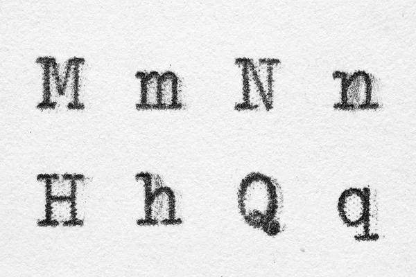 Alfabeto de fonte de máquina de escrever real com letras M, N, H, Q — Fotografia de Stock