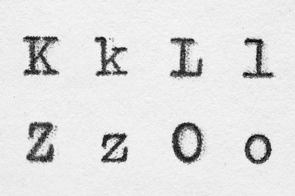 Prawdziwa czcionka maszyna do pisania alfabetu z literami K, L, z, O — Zdjęcie stockowe