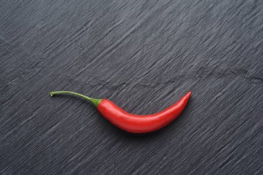 Kopya alanı ile koyu siyah kayrak arka plan üzerinde kırmızı biber.