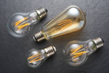 Siyah kayrak arka plan üzerinde Şeffaf Led filament ampuller.