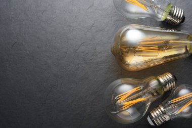 Siyah arka plan üzerinde şeffaf Led filament ampuller.