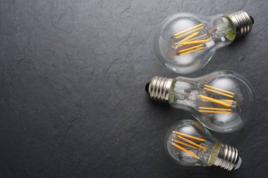 Siyah arka plan üzerinde şeffaf Led filament ampuller.