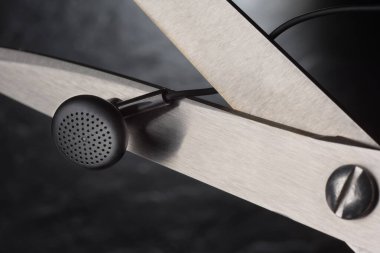 Makas, kulaklıklarda tel kesiyor. Gerçek kablosuz stereo konsepti