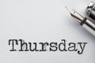 Perşembe kelimesi daktilo, kalem ve ataç ile basıldı 